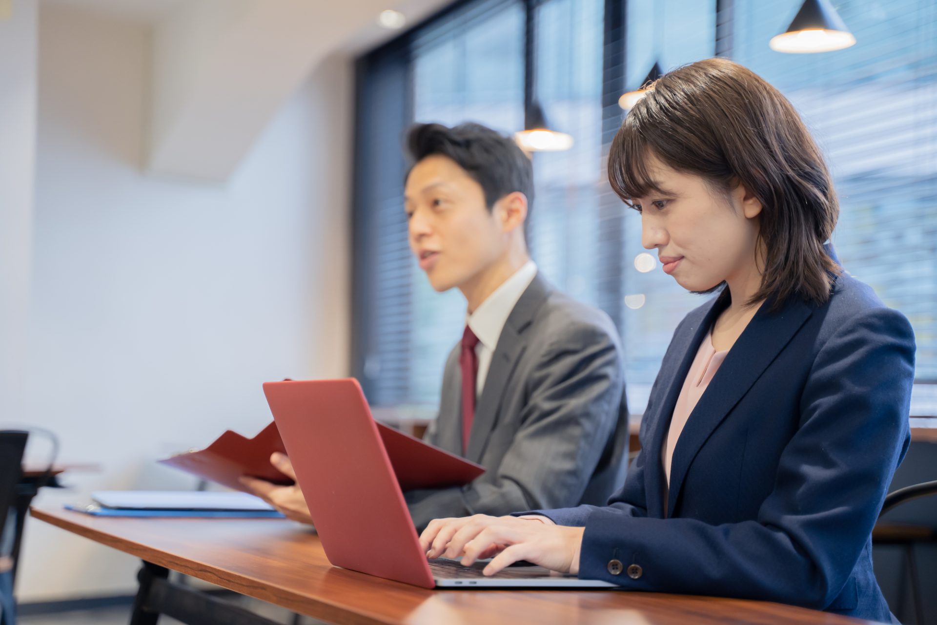 中途採用の面接を行う人事担当者のイメージ画像